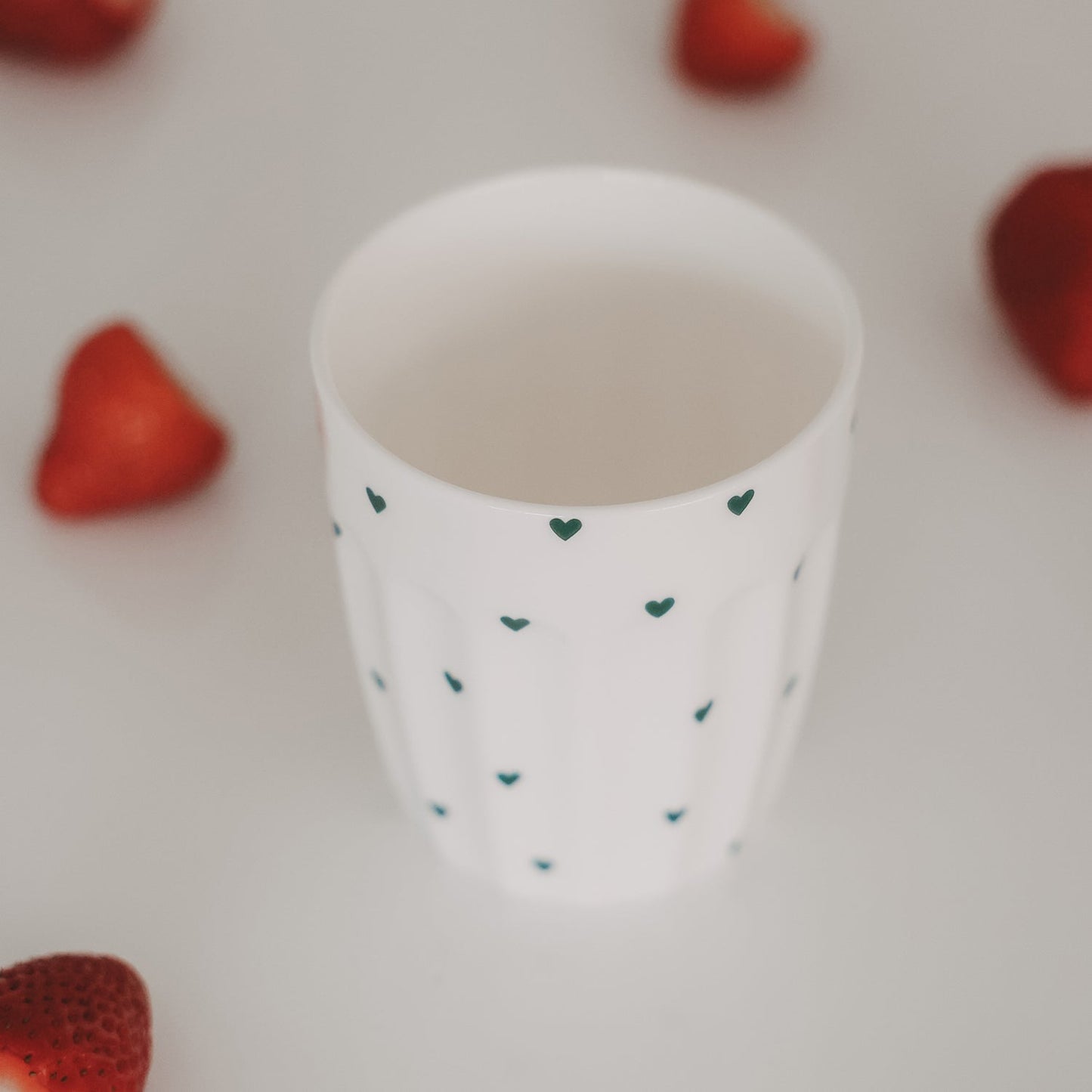 Eulenschnitt Porzellan Becher kleine Herzen grün
