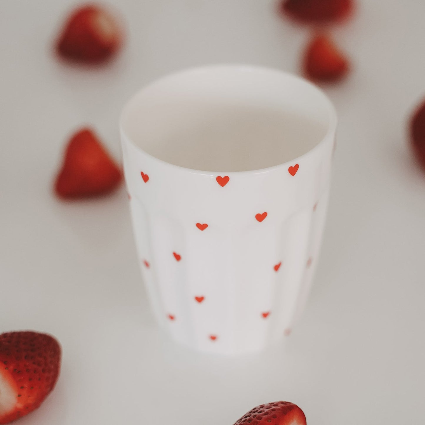 Eulenschnitt Porzellan Becher kleine Herzen rot