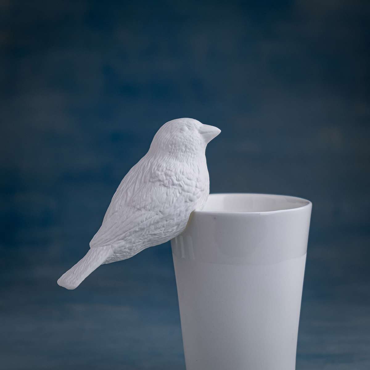 Klatt objects Vogel Spatz Kantenhocker Porzellan