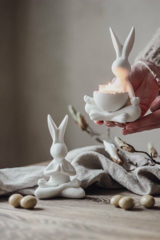 Majas Cottage Yoga Hase Lotussitz