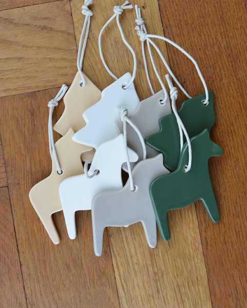 Keramik Anhänger DALA PFERD, verschiedene Farben