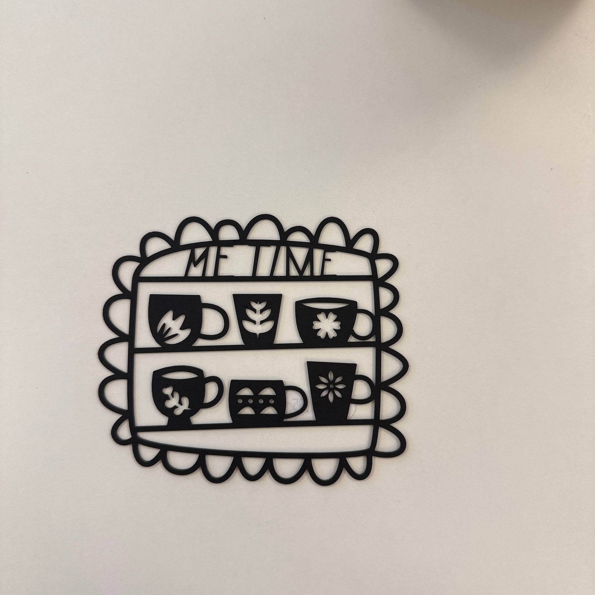 Zauber und Zunder Papercut Tassenregal ME TIME