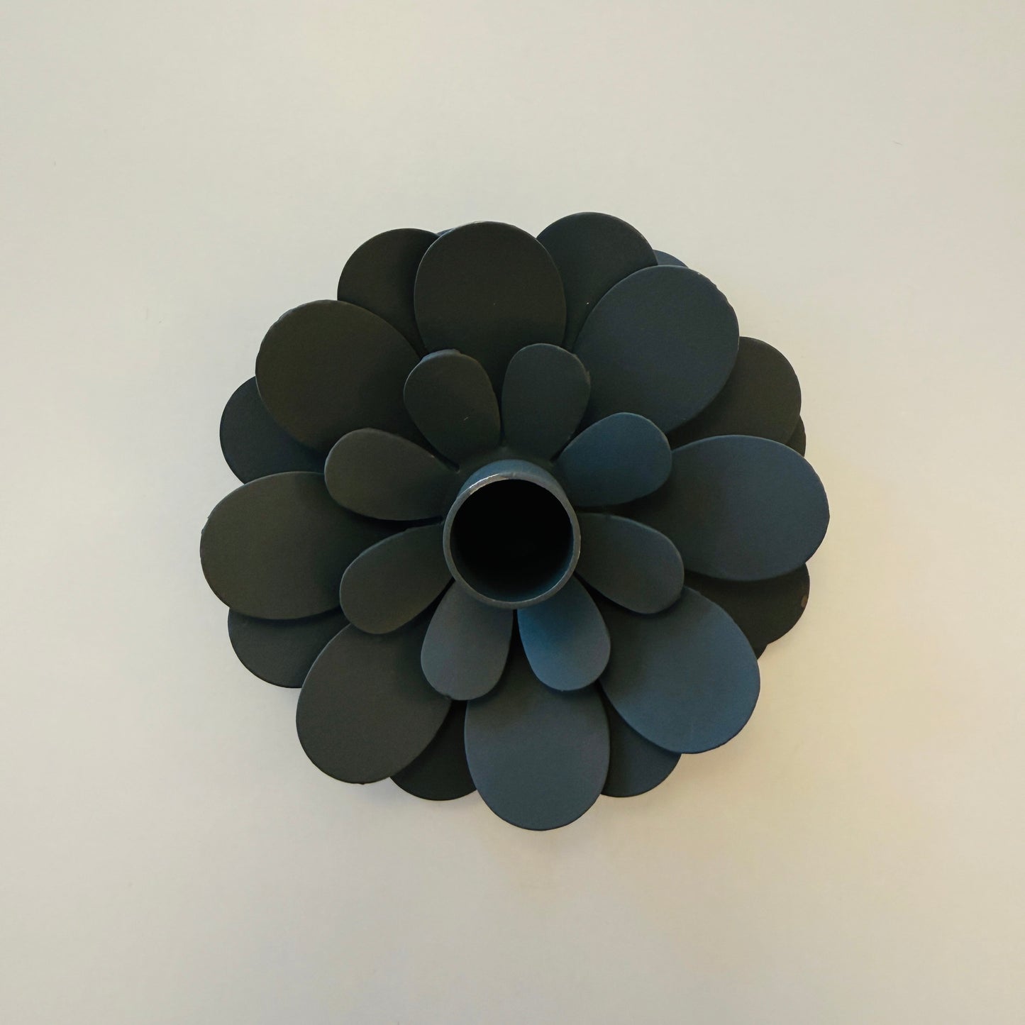 Madleys Kerzenhalter Blume grau für dünne Kerzen