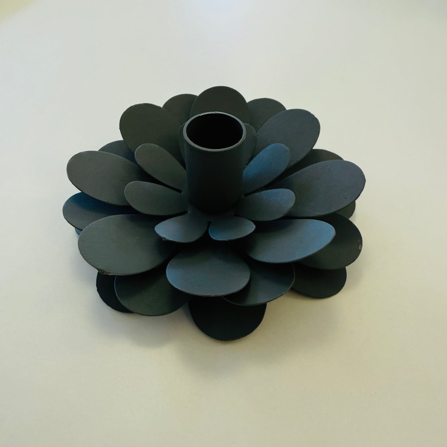 Madleys Kerzenhalter Blume grau für dünne Kerzen