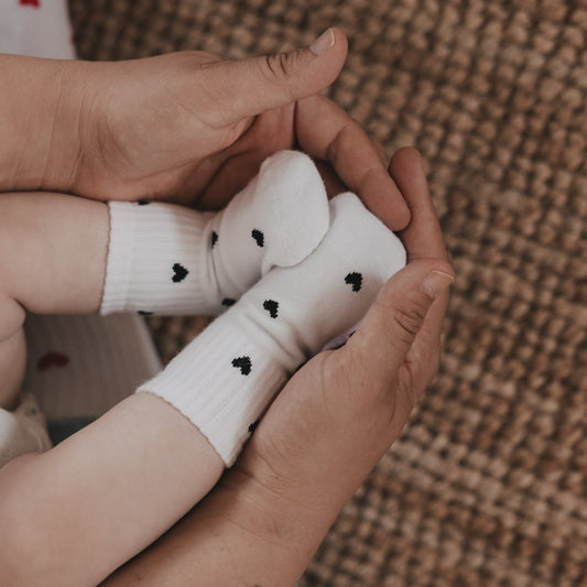 Eulenschnitt Baby Socken HERZEN SCHWARZ allover