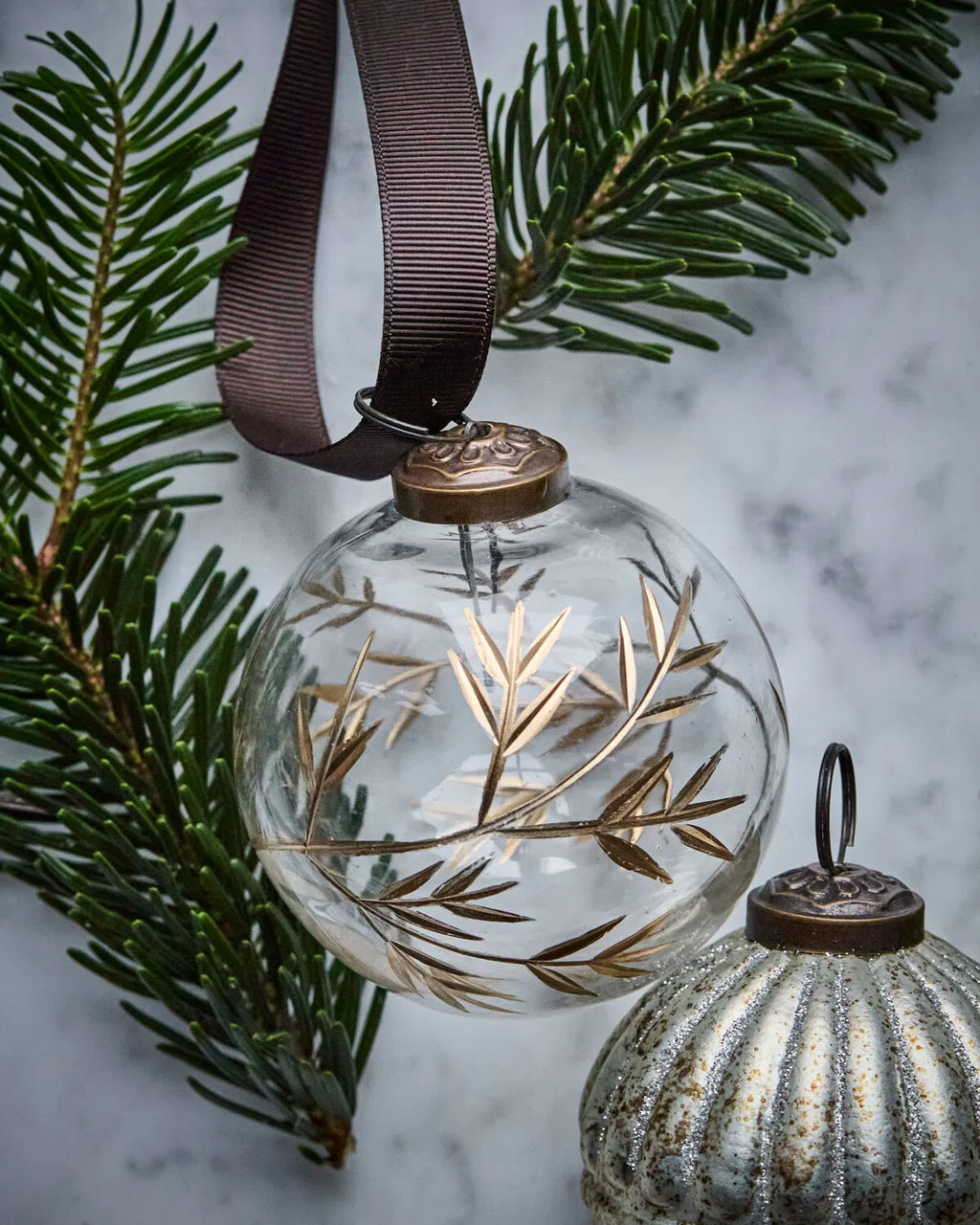 House Doctor Weihnachtskugel LEAF gold