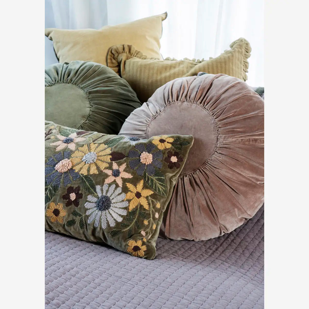 Madam Stoltz Samt Kissen rund 55 cm mushroom beige