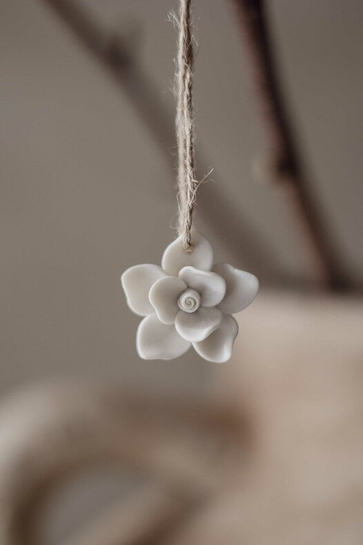 Majas Cottage Blüte matt weiß