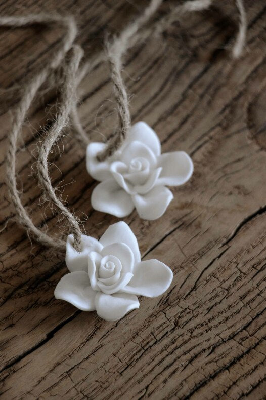 Majas Cottage Blüte matt weiß